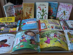 Cărți pentru copii cu ilustrații colorate și atrăgătoare.