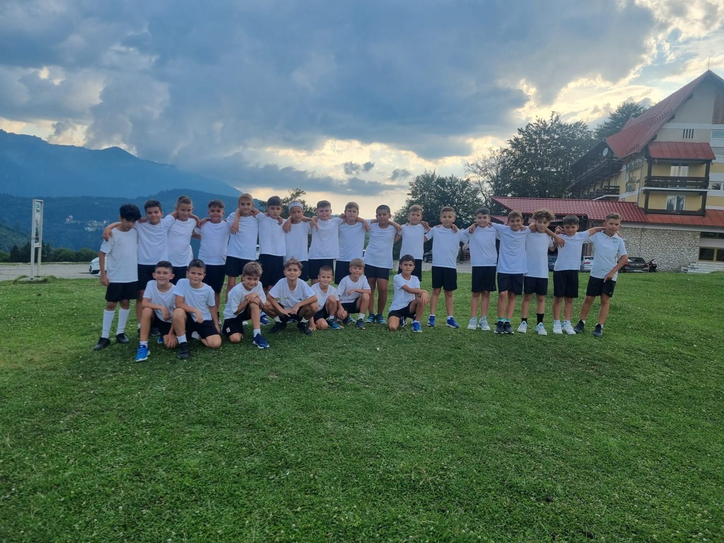 Grupa 2015–2016 intră în regim de pregătire intensivă: George Marinescu conduce cantonamentul ACS Unirea Dobroesti la Vila Select